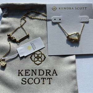 📣🎀Kendra Scott Cheer Gold Short Pendant Necklace in White Mother-of-Pearl New✨
